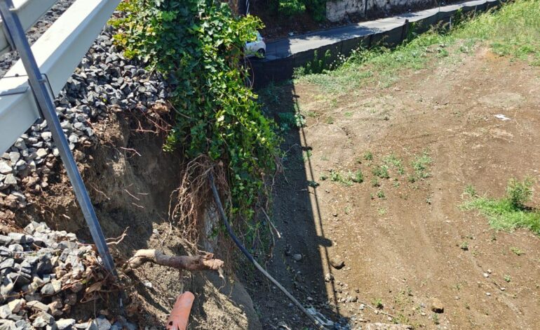 Frana lungo la Circumflegrea, interrotti i collegamenti tra Quarto e Pianura