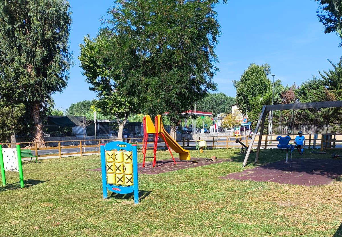 POZZUOLI/ Dopo la denuncia di Cronaca Flegrea ripulita l’area giostrine di Licola Borgo