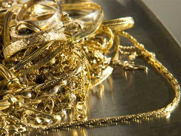 Finge rapina per pagare debito da 500mila euro: denunciato rappresentante di gioielli