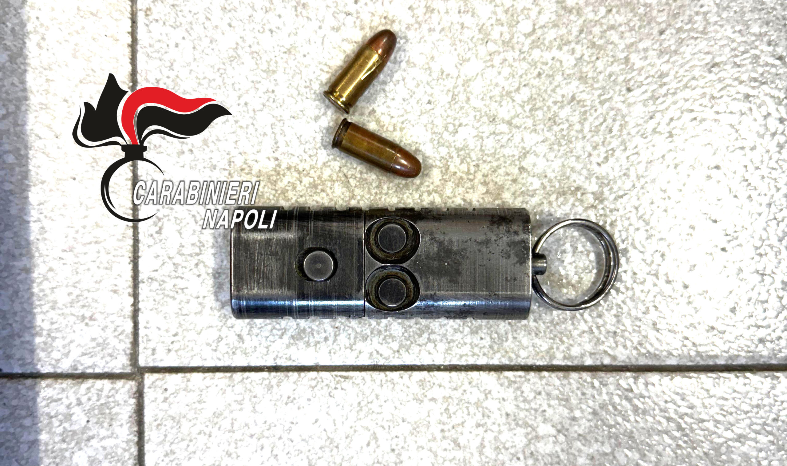 Pistola portachiavi sequestrata dai carabinieri