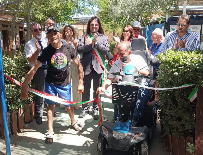 «Mare per tutti» Aperto a Bacoli il lido della Pro Handicap