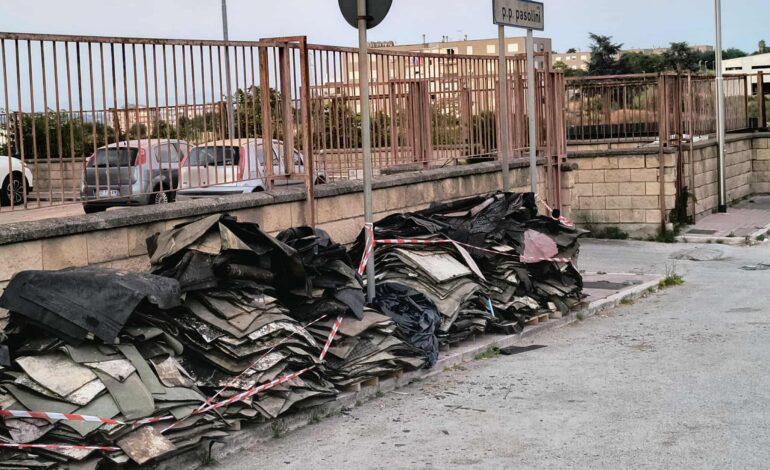 «Guaina accatastata da due settimane su un marciapiede a Monterusciello»