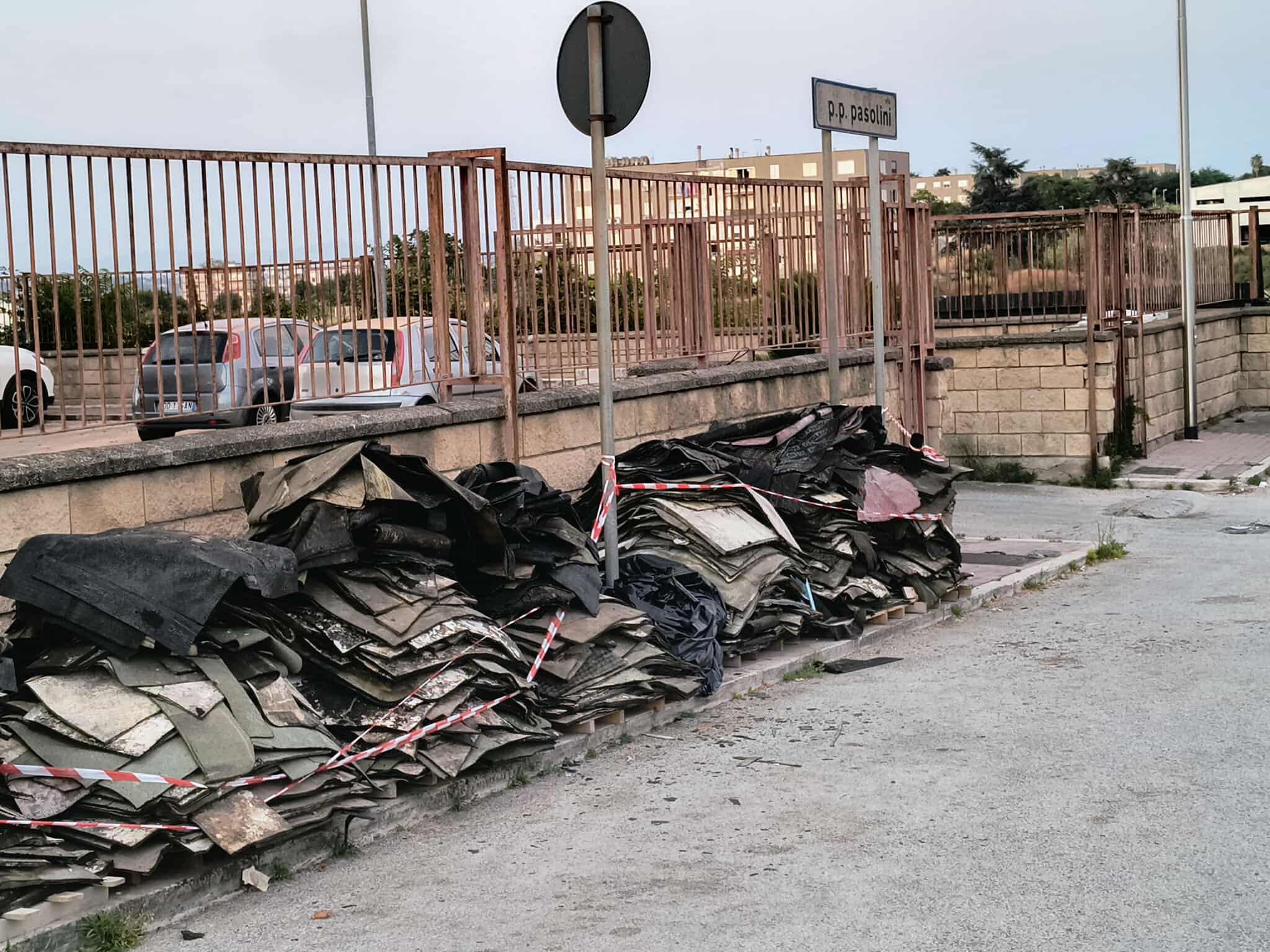 «Guaina accatastata da due settimane su un marciapiede a Monterusciello»