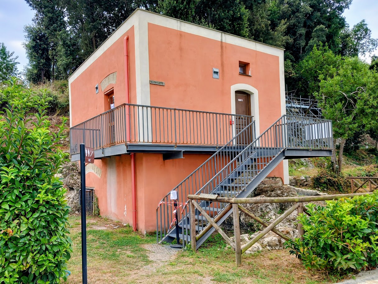 BACOLI/ Servizi igienici fuori uso a Villa Ferretti per «inciviltà»