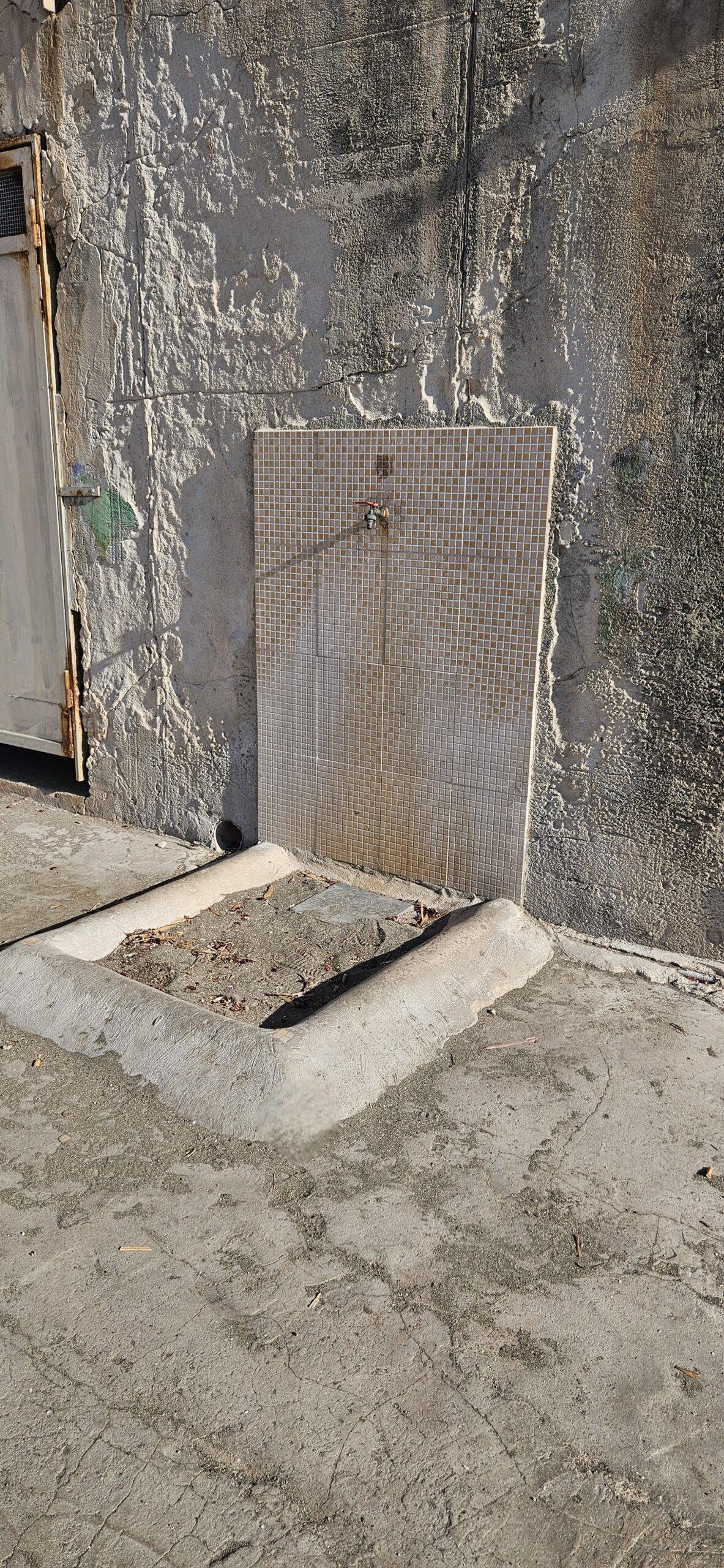 POZZUOLI/ La denuncia: «Acqua negata sulla spiaggia libera» Lucrino