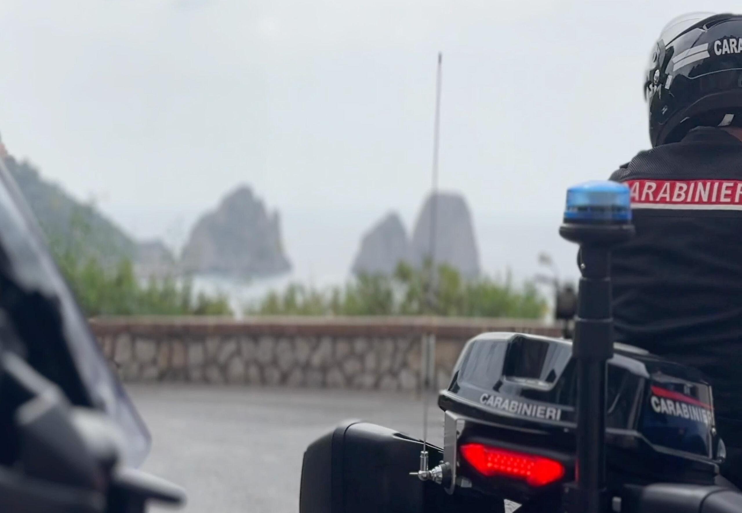 Turisti rubano bracciale, beccati dai carabinieri prima di ripartire in aliscafo