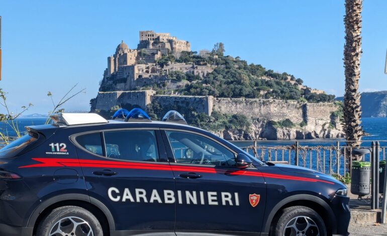 Carte di identità false per avere biglietto ridotto per i traghetti: coppia fermata a Ischia