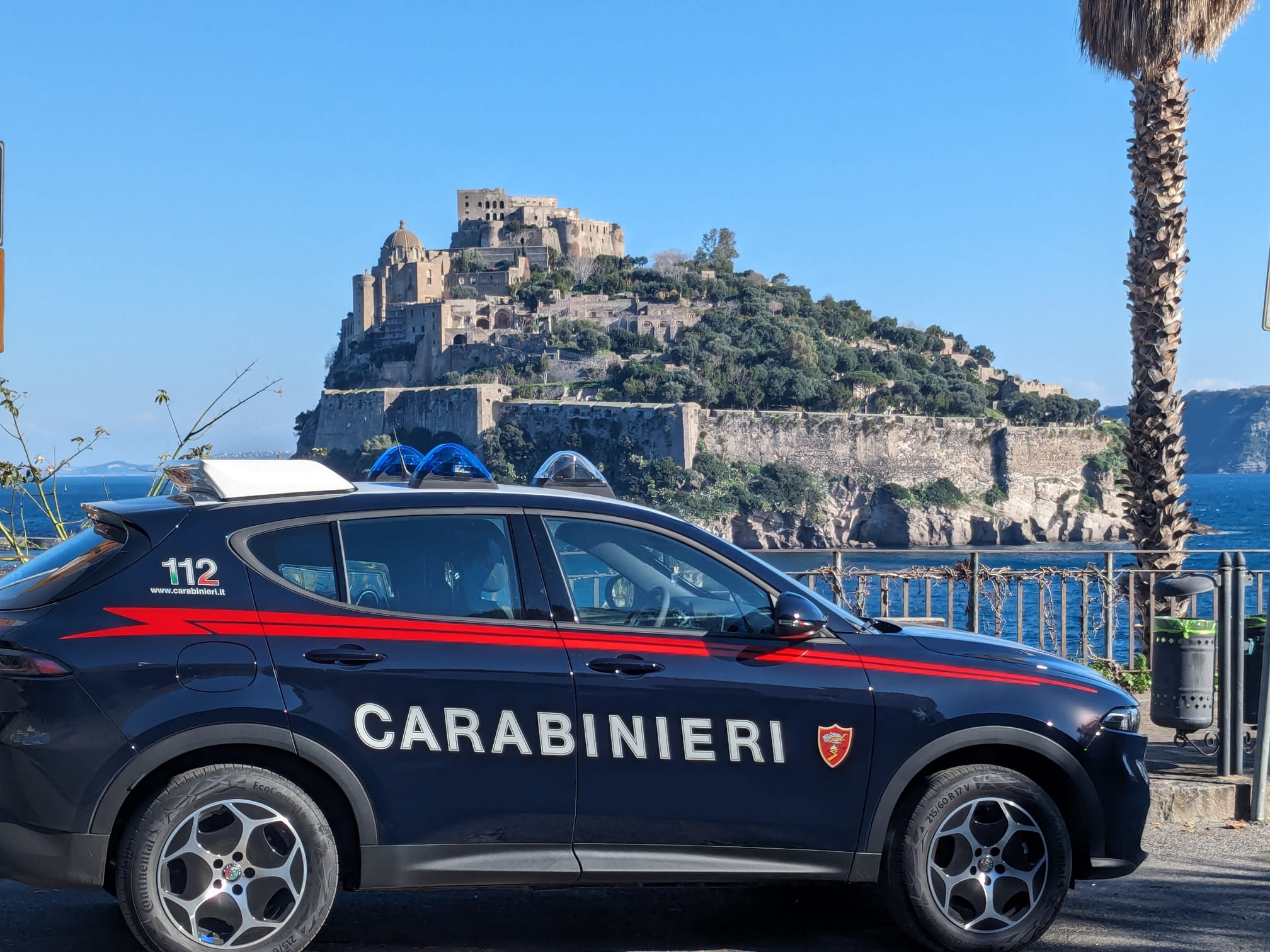 Carte di identità false per avere biglietto ridotto sui traghetti: coppia fermata a Ischia
