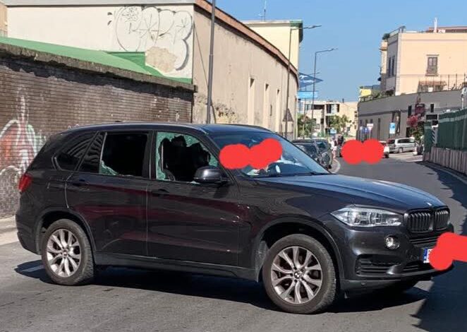 Auto di turisti vandalizzata a Pozzuoli
