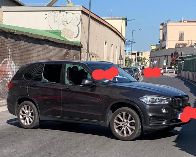 Auto di turisti vandalizzata a Pozzuoli