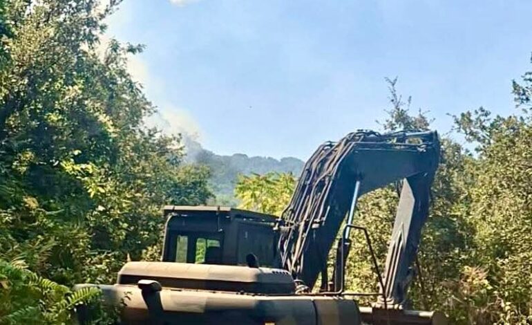 Vesuvio, si lotta ancora contro le fiamme: in azione Esercito e Protezione civile