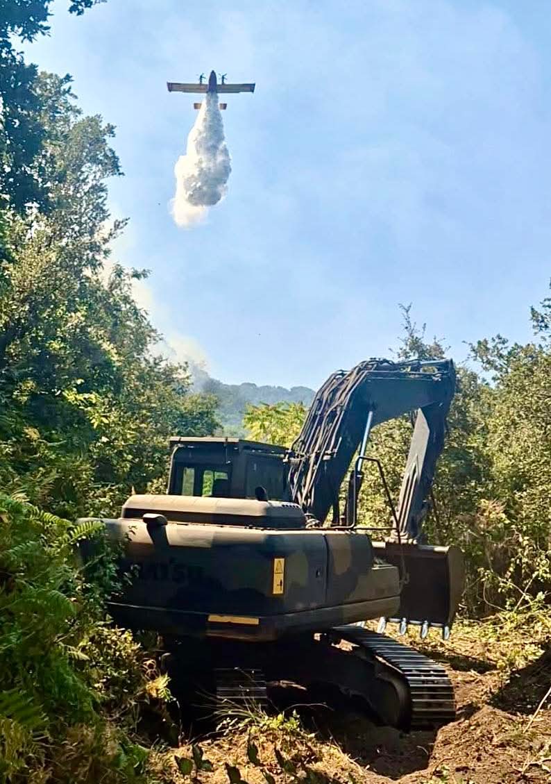 Vesuvio, si lotta ancora contro le fiamme: in azione Esercito e Protezione civile