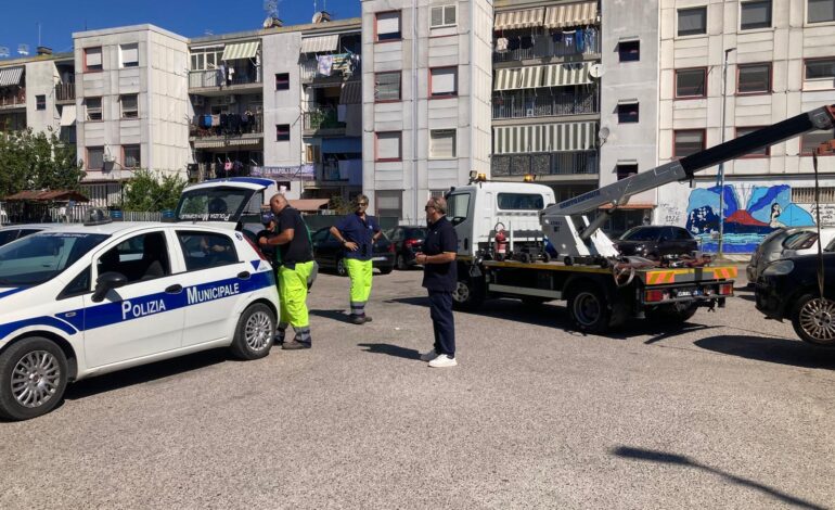 Auto abbandonate: giro di vite della Polizia Municipale a Quarto