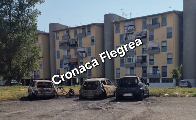 POZZUOLI/ Raid nella notte a Toiano: incendiati uno scooter e tre auto – LE FOTO