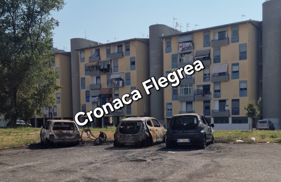 POZZUOLI/ Raid nella notte a Toiano: incendiati uno scooter e tre auto – LE FOTO