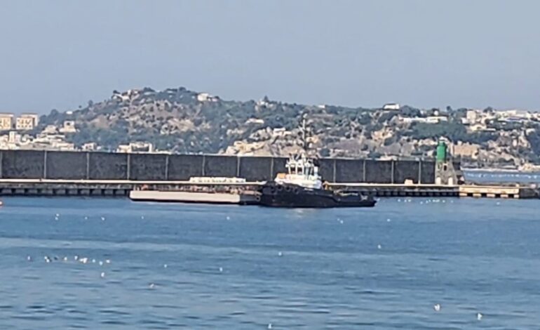 Bradisismo, é arrivato al porto di Pozzuoli il pontile galleggiante – LA FOTO
