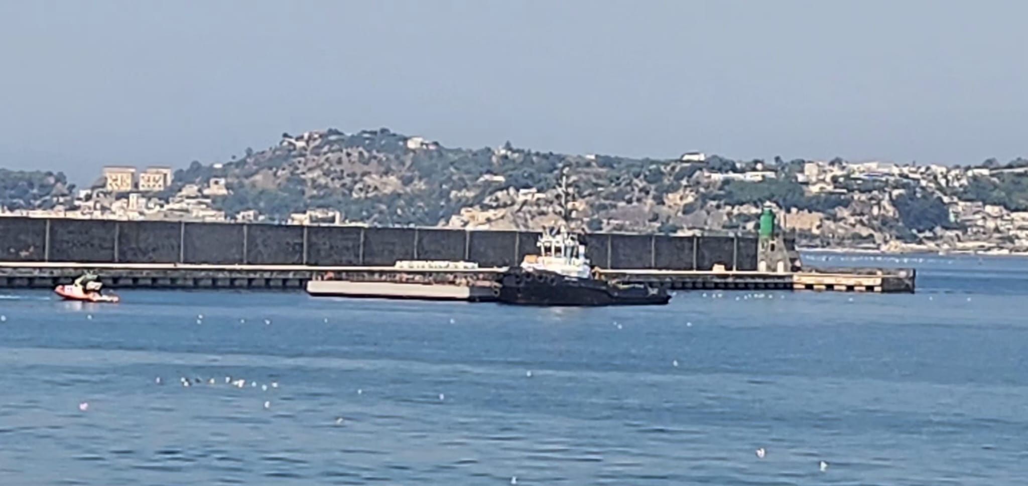 Bradisismo, é arrivato al porto di Pozzuoli il pontile galleggiante – LA FOTO