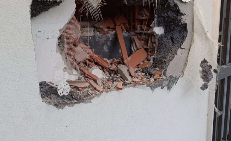 BACOLI/ Sfondano muro per rubare cassaforte in un appartamento