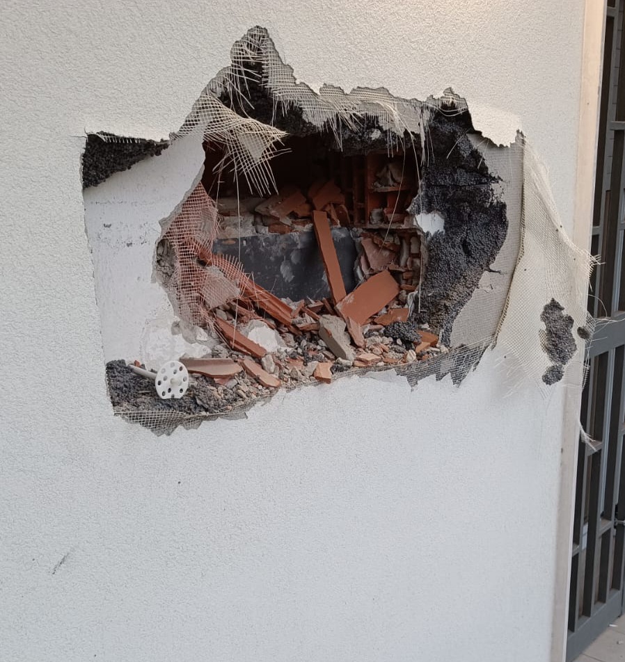 BACOLI/ Sfondano muro per rubare cassaforte in un appartamento