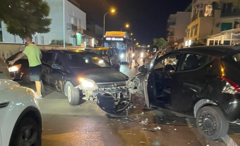 Scene da Far West a Pozzuoli: tentano rapina, fanno incidente frontale e poi scappano sui binari