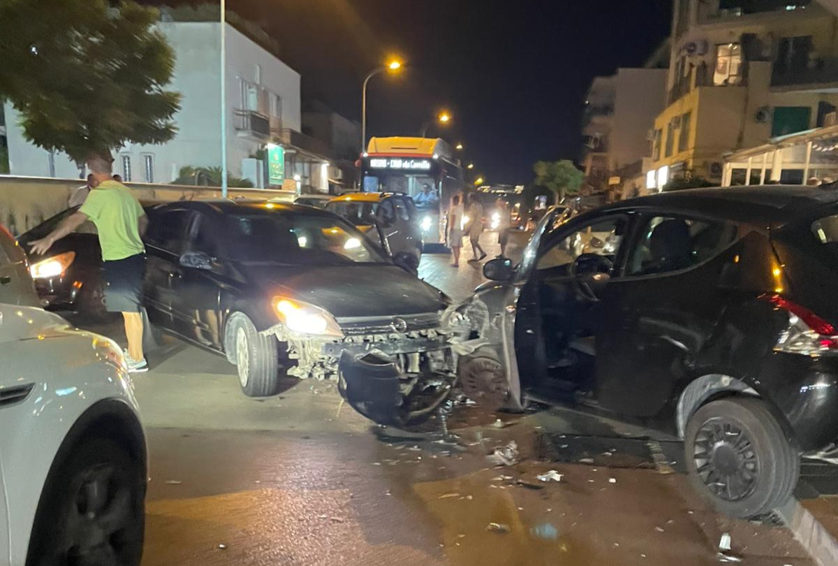 Scene da Far West a Pozzuoli: tentano rapina, fanno incidente frontale e poi scappano sui binari