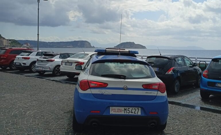 POZZUOLI/ Ruba portafoglio da auto in sosta e preleva con carta di credito: ladro preso dalla Polizia a via Napoli