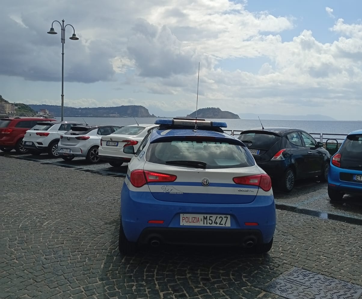 POZZUOLI/ Ruba portafoglio da auto in sosta e preleva con carta di credito: ladro preso dalla Polizia a via Napoli
