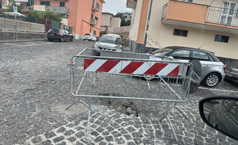 POZZUOLI/ «Questa buca non si aggiusta da più di 20 giorni»