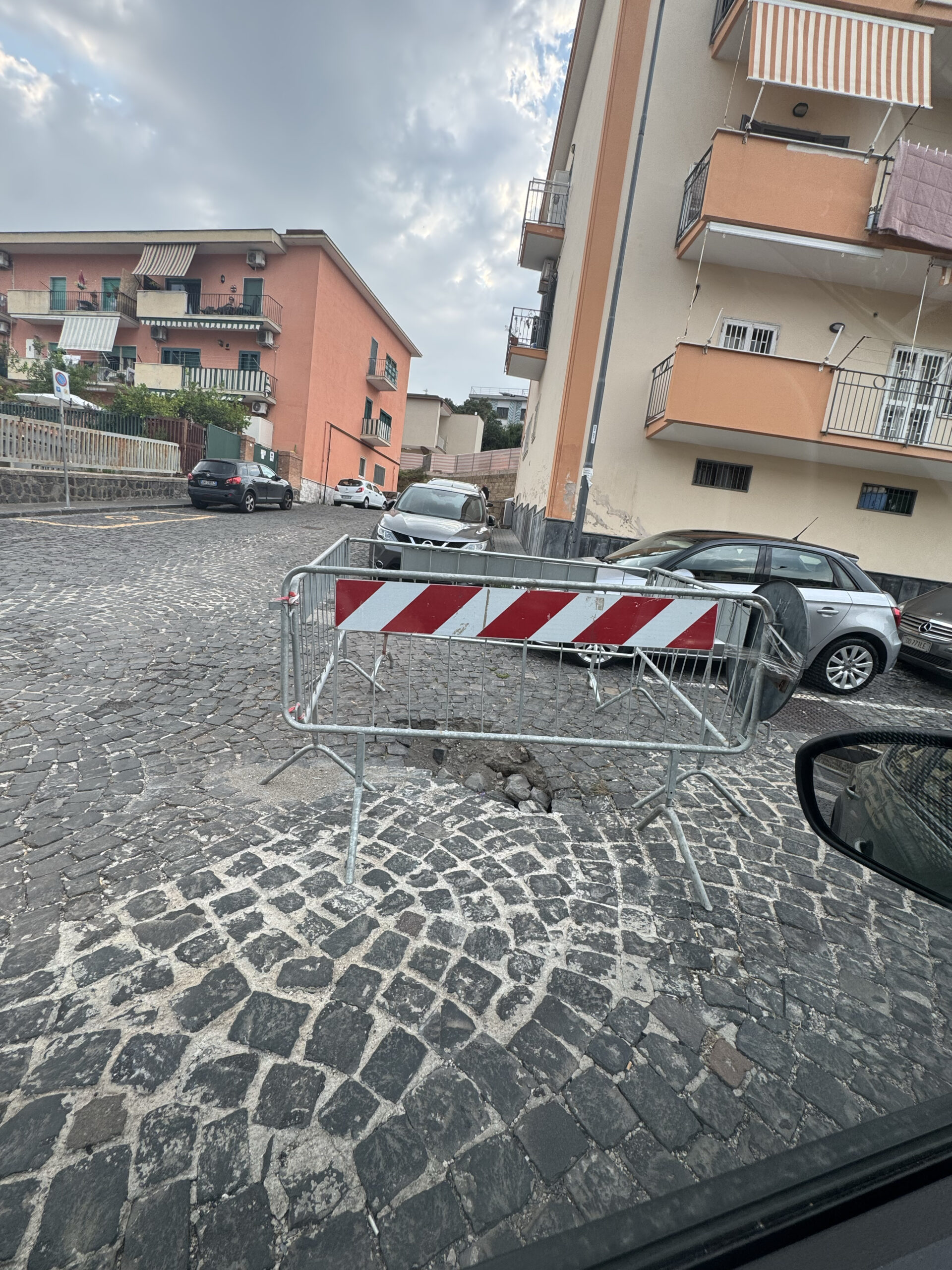 POZZUOLI/ «Questa buca non si aggiusta da più di 20 giorni»