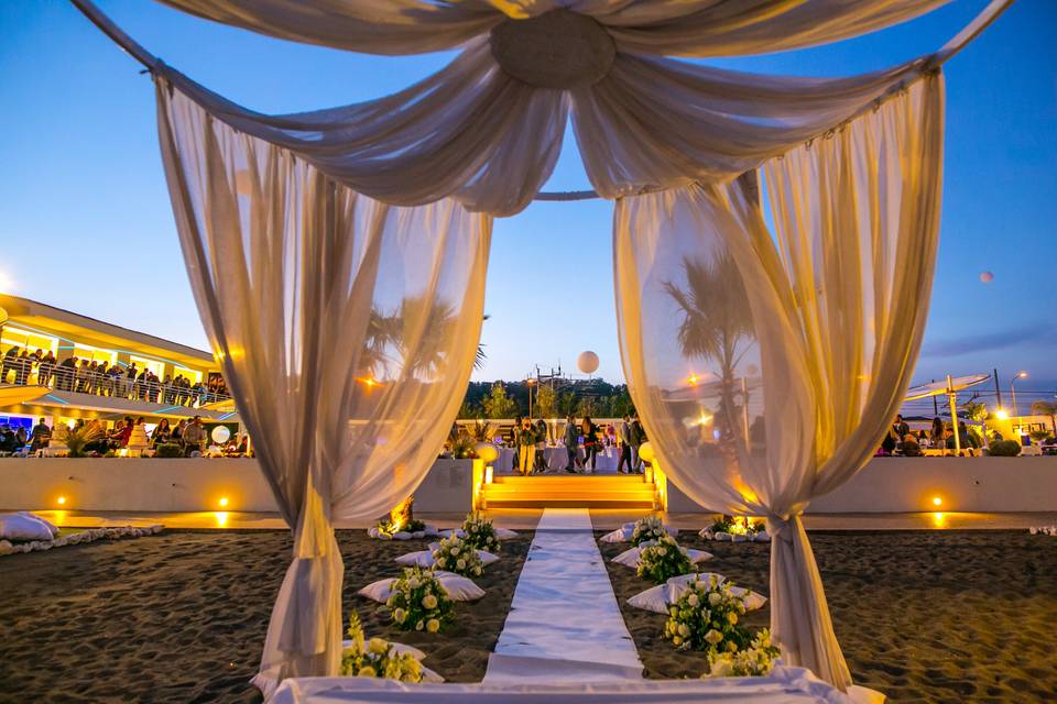 L’arenile di Pozzuoli cambia volto: 50% di spiagge libere, stop ai matrimoni e ai “padroni del mare”. Si al cibo da casa