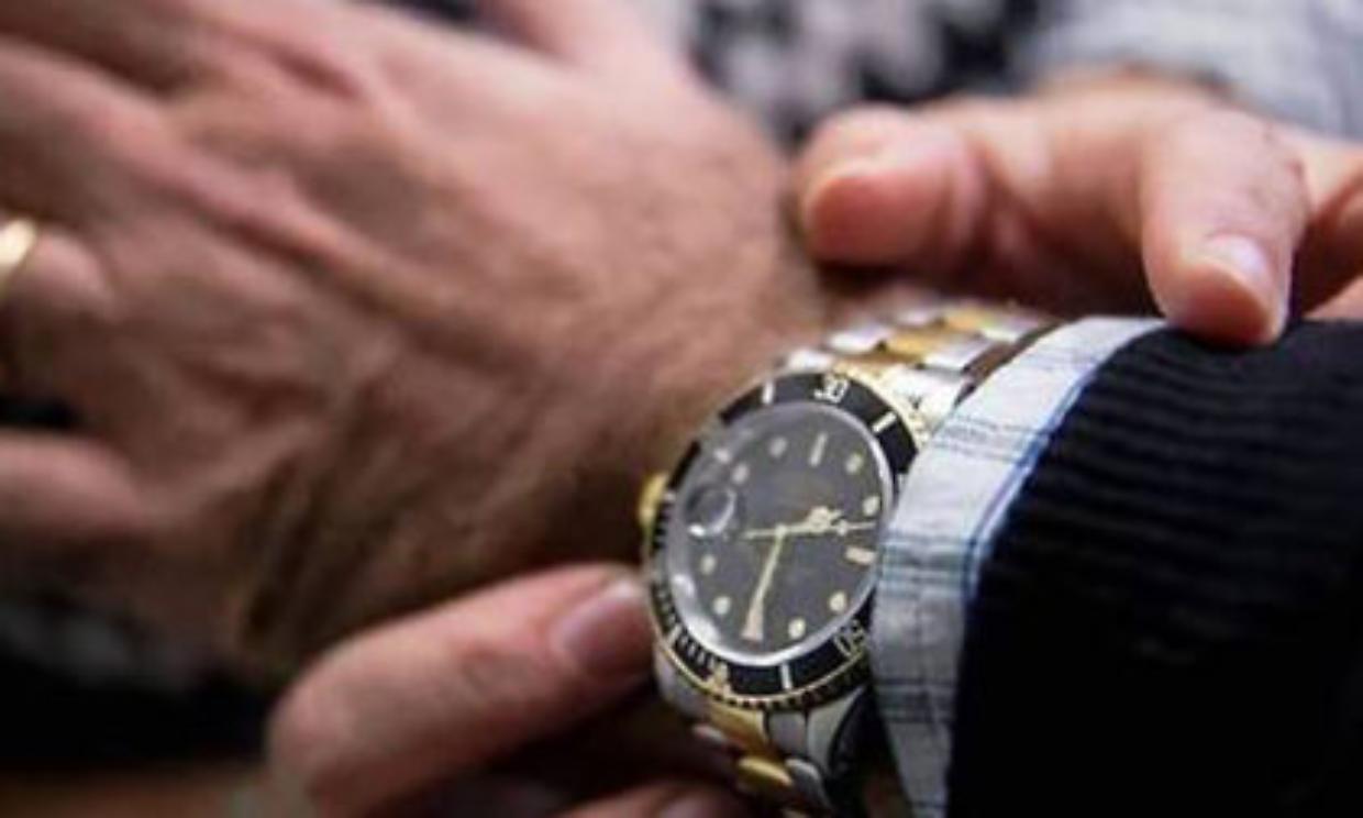 Tenta di rubare un Rolex: minorenne arrestato da Polizia e Finanza