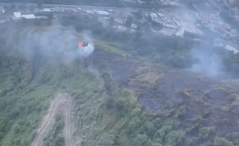 POZZUOLI/ Brucia ancora il Monte Barbaro, le fiamme alimentate dal vento