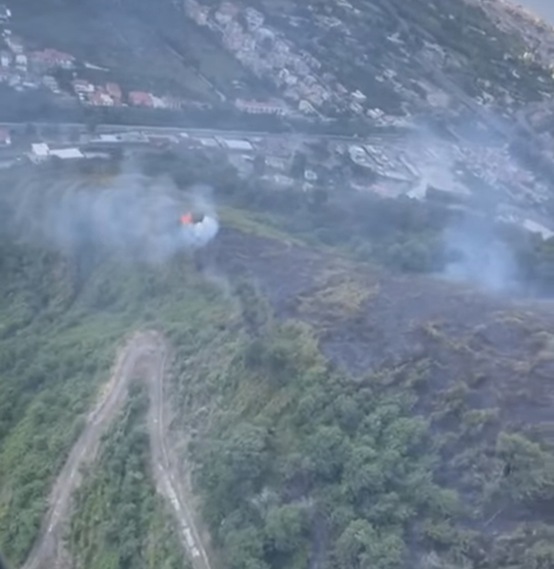 POZZUOLI/ Brucia ancora il Monte Barbaro, le fiamme alimentate dal vento