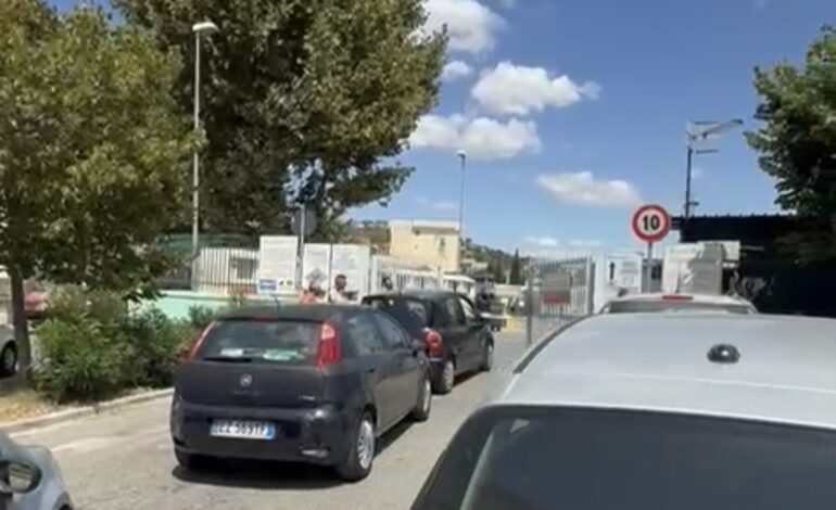 POZZUOLI/ Caos al centro raccolta rifiuti: file e proteste – LE FOTO