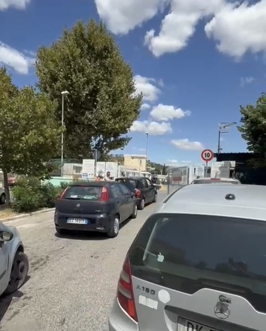 POZZUOLI/ Caos al centro raccolta rifiuti: file e proteste – LE FOTO