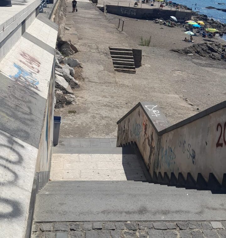 POZZUOLI/ Spiaggia di via Napoli negata ai disabili – LE FOTO