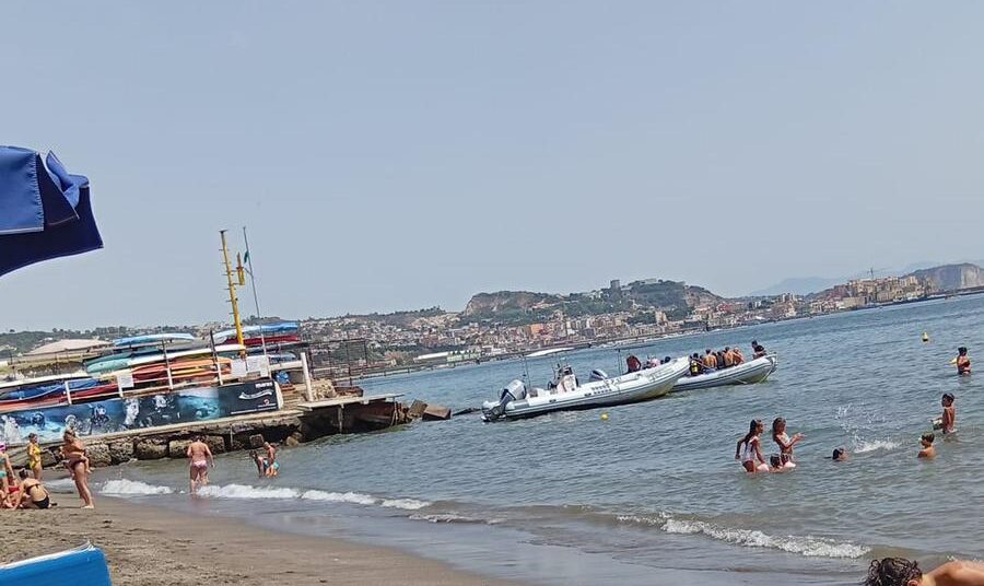 POZZUOLI/ La denuncia: «Gommoni tra i bagnanti a Lucrino. Dov’è la Capitaneria?»