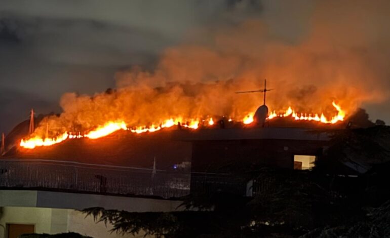 Vasto incendio avvolge Monte Gauro e Monte Barbaro, paura a Pozzuoli «Sembrava un drone, poi le fiamme»- LE FOTO