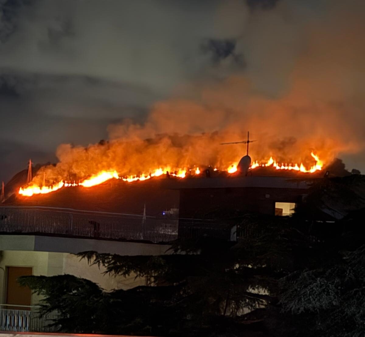 Vasto incendio avvolge Monte Gauro e Monte Barbaro, paura a Pozzuoli «Sembrava un drone, poi le fiamme»- LE FOTO