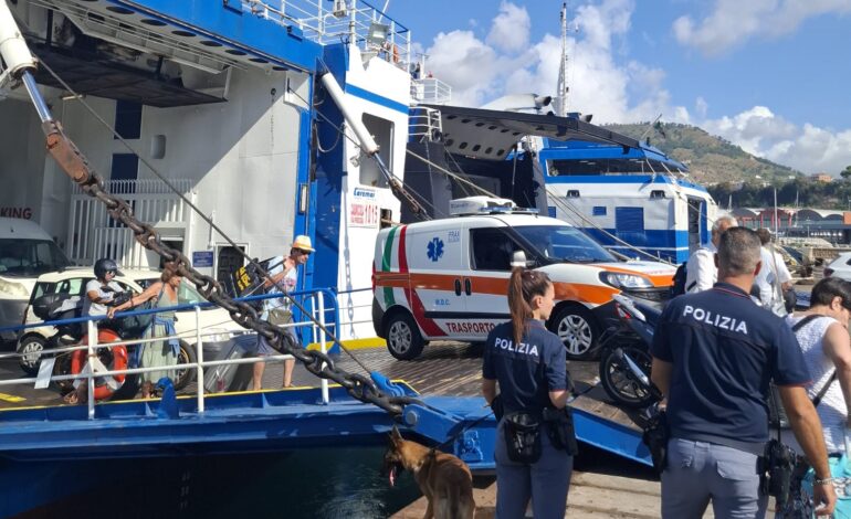 Operazione anti droga al porto di Pozzuoli: poliziotti e cinofili controllano i passeggeri