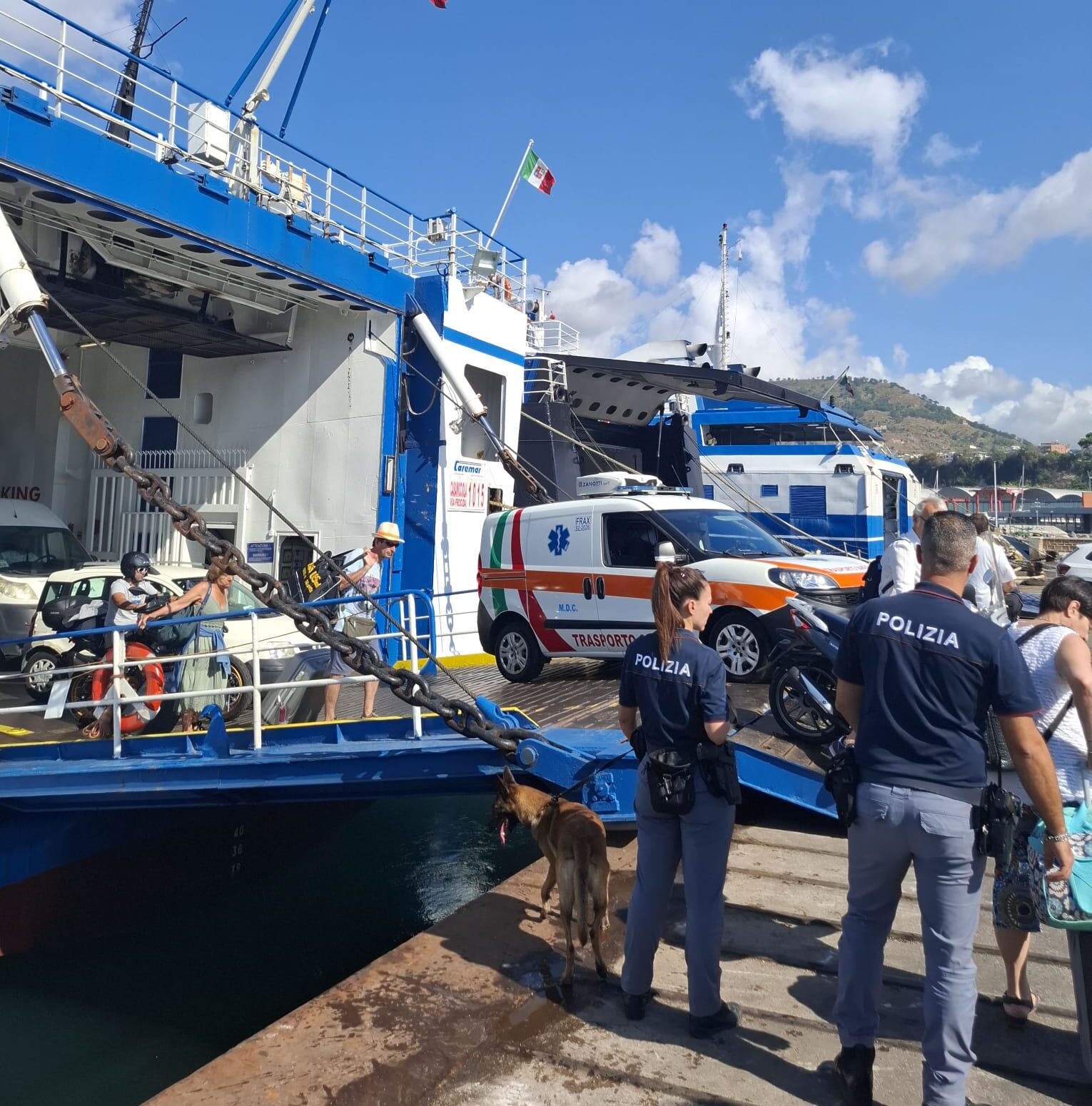 Operazione anti droga al porto di Pozzuoli: poliziotti e cinofili controllano i passeggeri