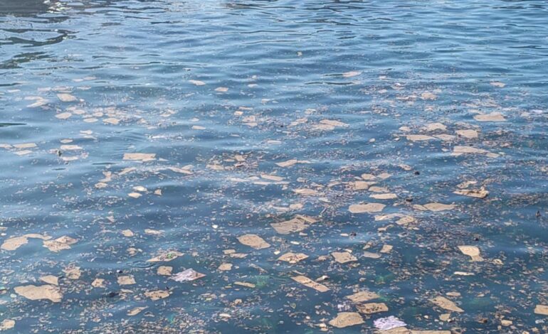 BACOLI/ Dopo i fuochi di Sant’Anna, Marina Grande invasa dai detriti dei botti