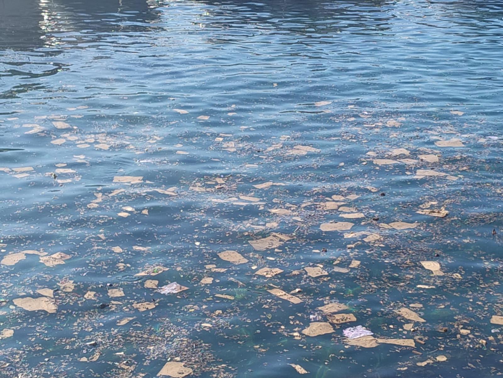 BACOLI/ Dopo i fuochi di Sant’Anna, Marina Grande invasa dai detriti dei botti