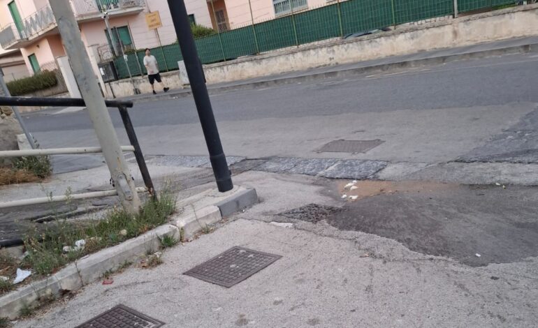 POZZUOLI/ «Liquami in strada quando tirano lo scarico»