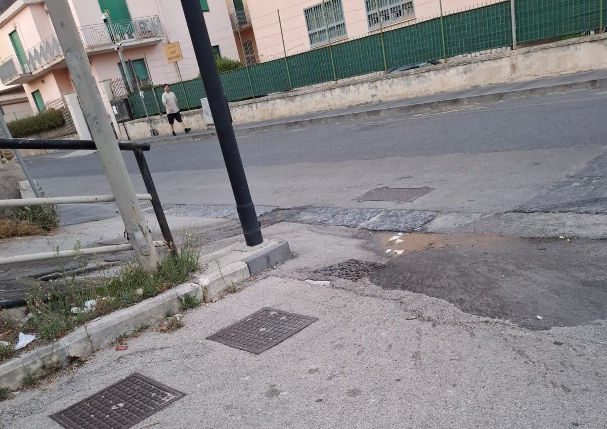POZZUOLI/ «Liquami in strada quando tirano lo scarico»