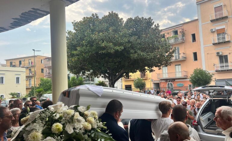 BACOLI/ Folla e commozione per l’ultimo saluto a Giovanni Marchionni – LE FOTO