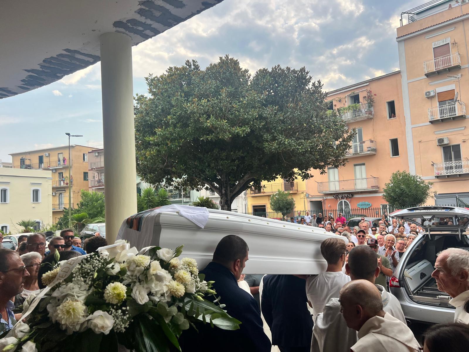 BACOLI/ Folla e commozione per l’ultimo saluto a Giovanni Marchionni – LE FOTO
