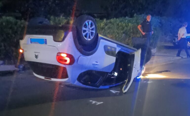 POZZUOLI/ Si ribalta con l’auto davanti ai depuratori: conducente illeso per miracolo – LE FOTO