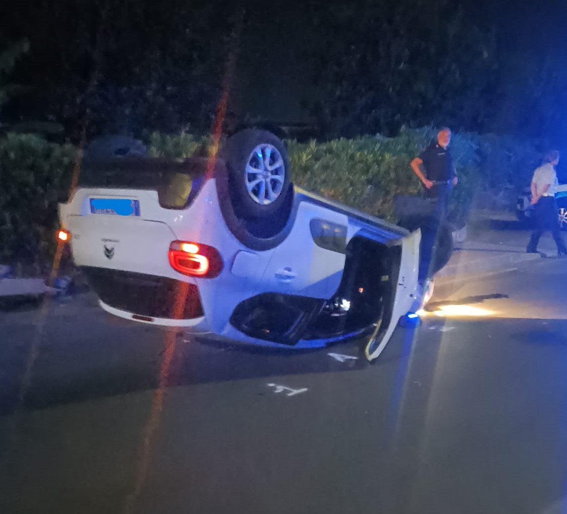 POZZUOLI/ Si ribalta con l’auto davanti ai depuratori: conducente illeso per miracolo – LE FOTO