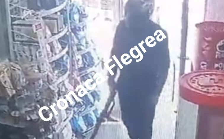 POZZUOLI/ Chiavi dello scooter dimenticate, così saltò l’agguato a Leonardo “o chiattillo” nel bar a Toiano